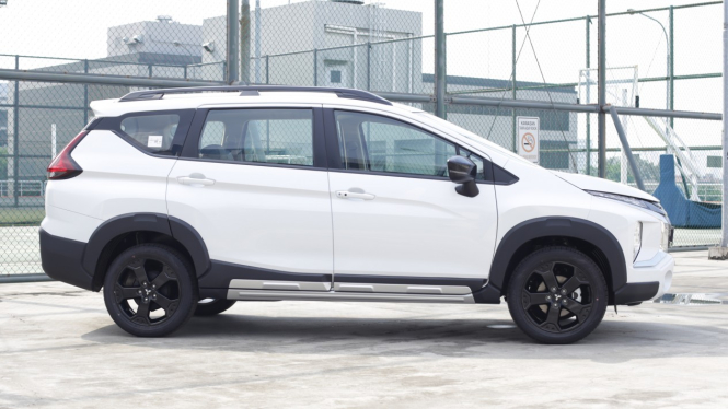 Mitsubishi Xpander Adventure in Black