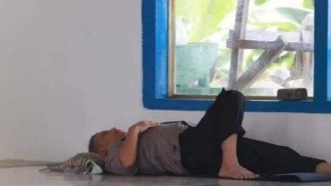 Kapolda Maluku Tidur di Masjid