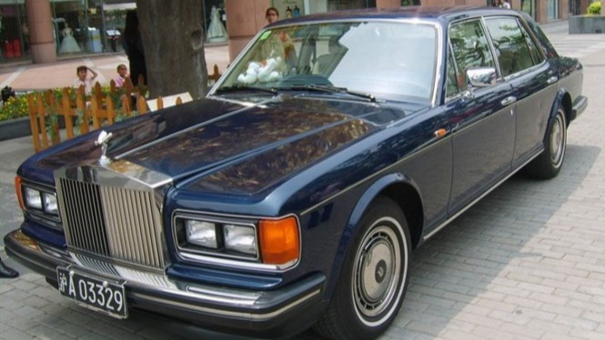 Ilustrasi mobil Rolls-Royce yang dilelang murah