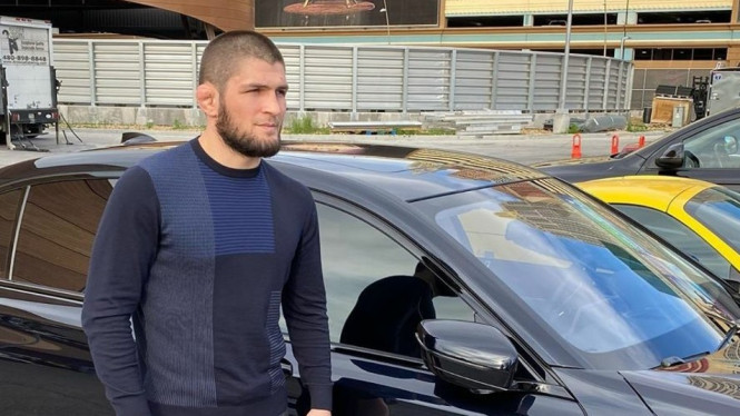Khabib Nurmagomedov bersama mobil BMW