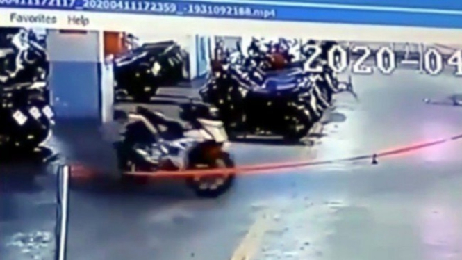 Motor jalan sendiri di parkiran