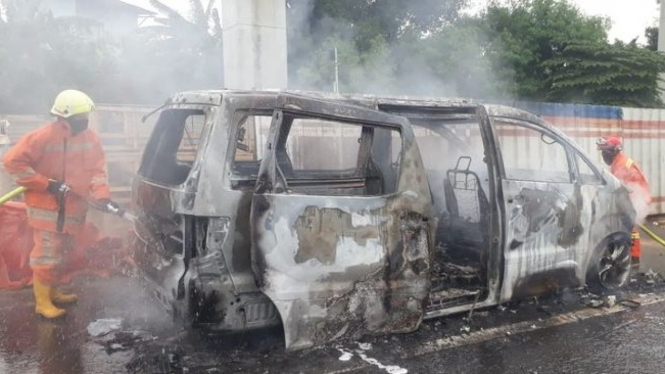Toyota Alphar terbakar di Tol
