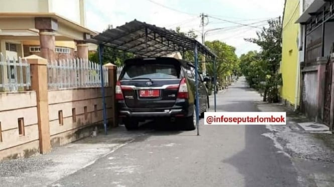 Parkir mobil sembarangan