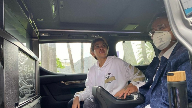 Nikita Mirzani bersama Hotman Paris di dalam Lexus LM
