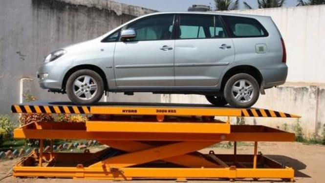 Mobil di Atas Hidrolik