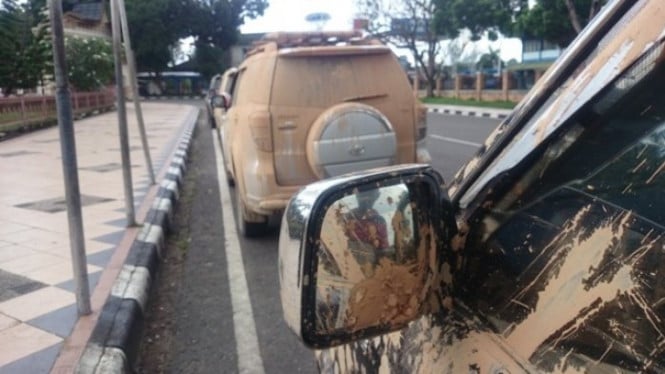 Ilustrasi Mobil Kotor