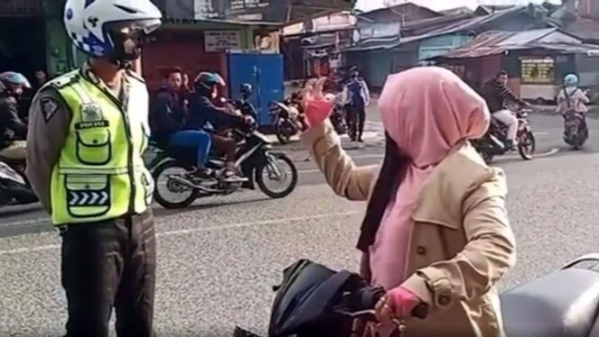 Emak-emak Bikin Polisi Menganggukan Kepala