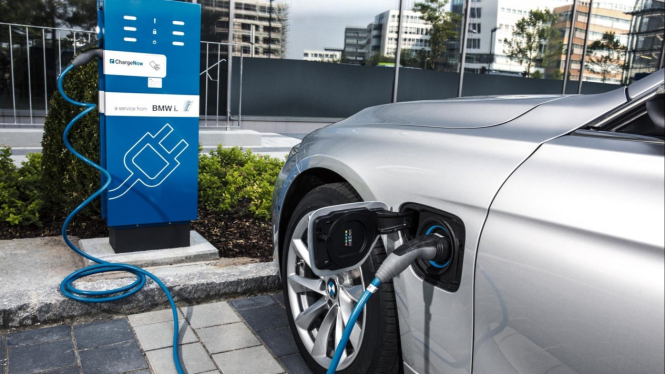 Ilustrasi mobil Plug-in Hybrid