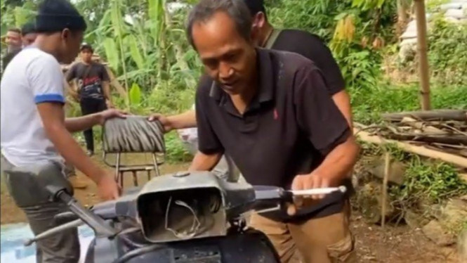 Bapak viral dengan vespa tua mogok di puncak