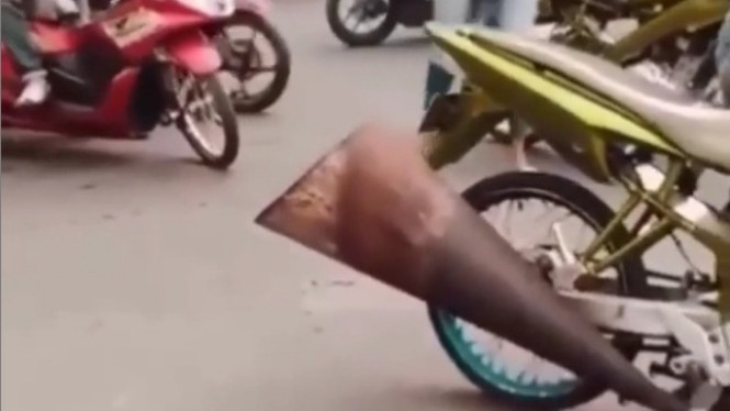 Motor Pakai Knalpot Gede