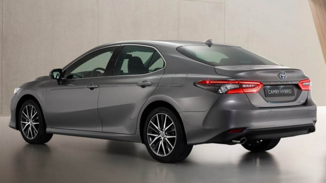 Toyota Camry bakal hadir versi facelift di 2021