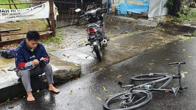 Pemotor tabrak pesepeda di Kroya
