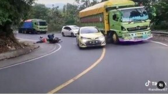 Kecelakaan yaris tabrak motor