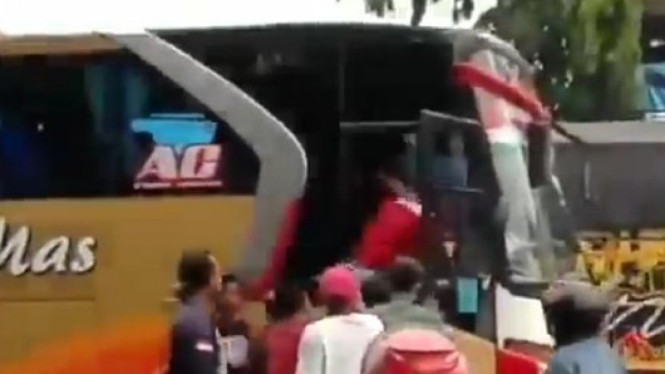 Sopir bus dihakimi massa