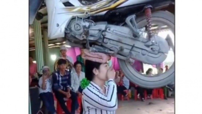 Emak-emak gendong motor pake kepala