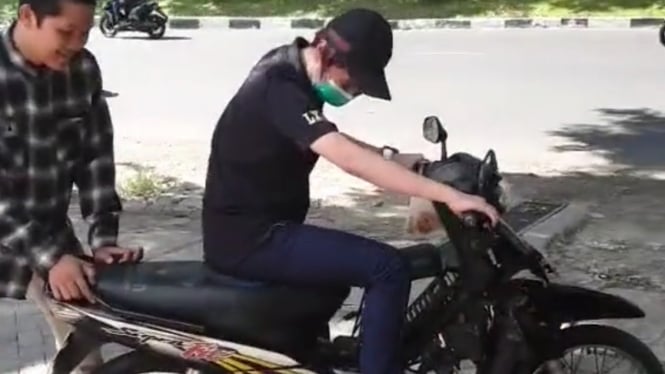 Melvin Tenggara Crazy Rich Surabaya yang bingung naik motor Supra