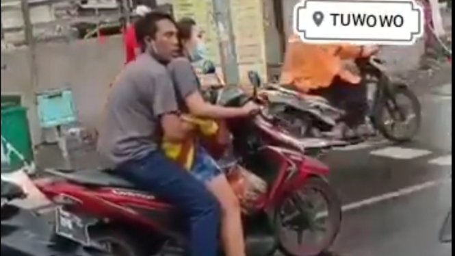 Pemotor mesum di jalan raya pakai Honda Vario