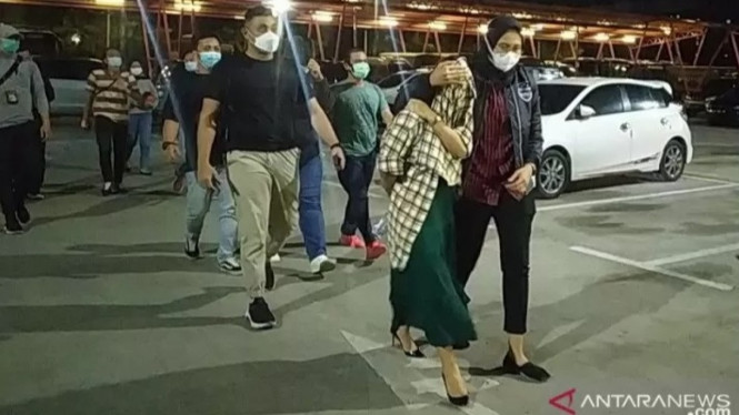 Artis prostitusi online berinisial TA