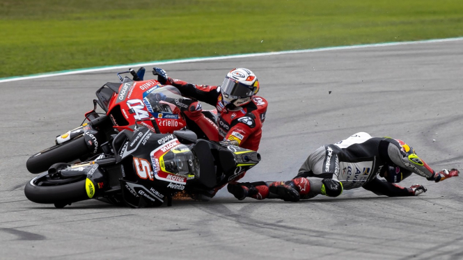 Johann Zarco dan Andrea Dovizioso jatuh.