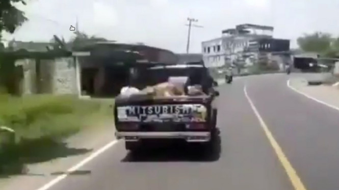 Mobil pikap ugal-ugalan