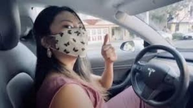 Wanita Indonesia di Tesla