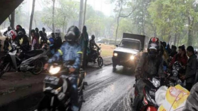Berteduh di Jembatan Layang