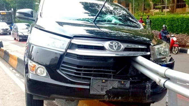 Kijang Innova kecelakaan tunggal