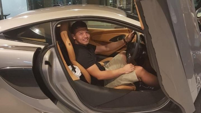 MYD saat berpose di McLaren