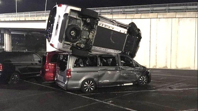 mobil-mobil mercedes-benz dihancurkan eks pegawainya