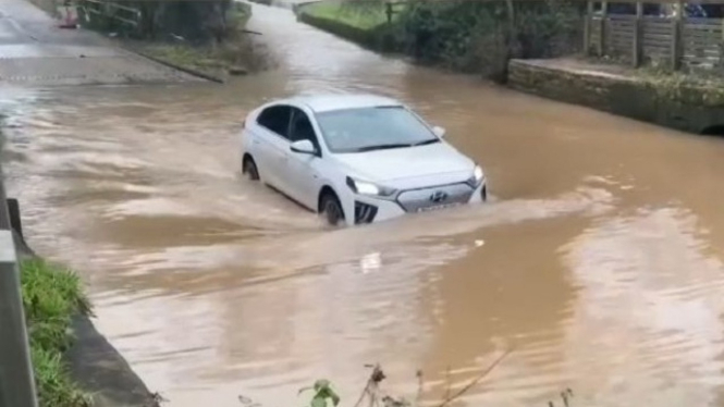 Mobil listrik terjang banjir