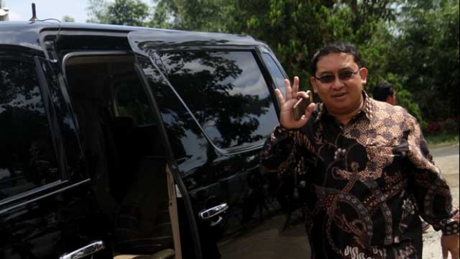 Fadli Zon saat bersama Toyota Vellfire