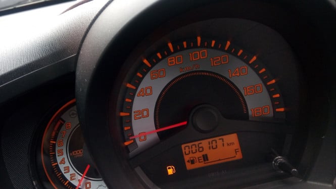 Indikator bensin mobil hampir habis