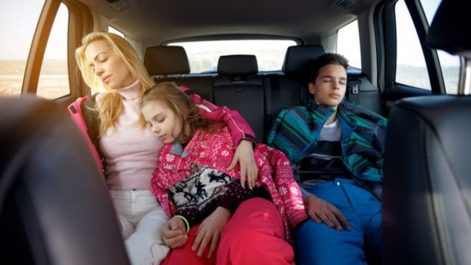 Penumpang tidur di mobil.