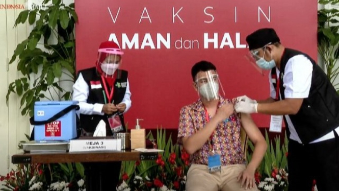 Raffi Ahmad vaksin covid-19 bareng Jokowi