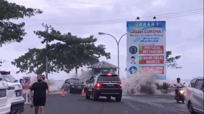 Mobil diterjang luapan air laut di Manado