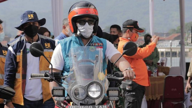Ridwan Kamil mengendarai Honda CRF250.