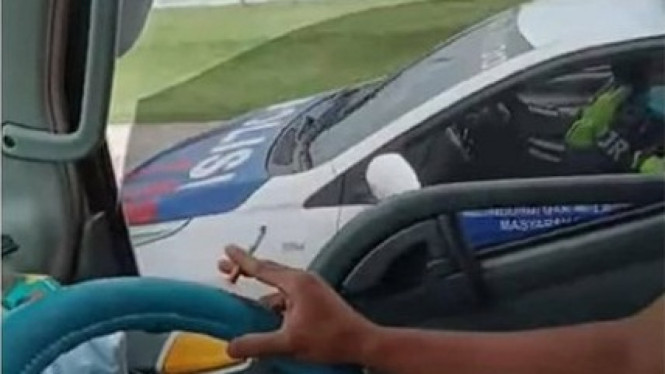 Truk Dikejar Mobil Polisi. Foto: IG/@tante_rempong