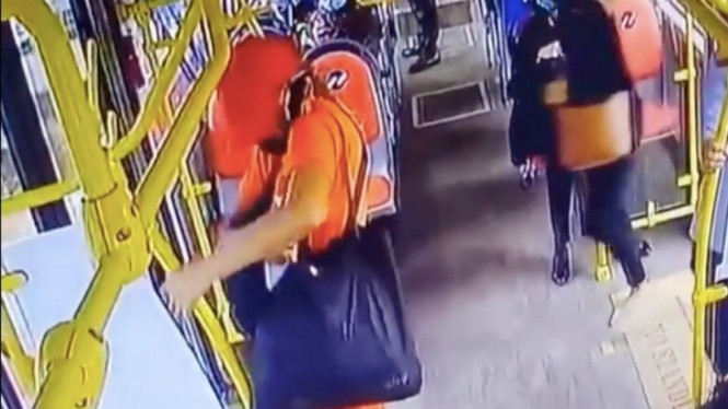 Perempuan Ambil Hand Sanitizer di Transjakarta. Foto: IG.