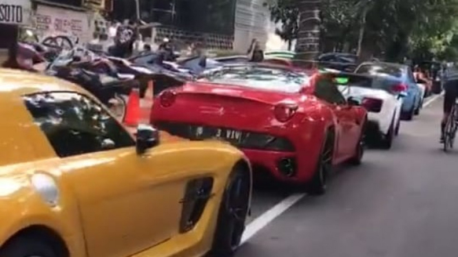 Mobil mewah parkir di jalur sepeda. Foto: Tiktok.