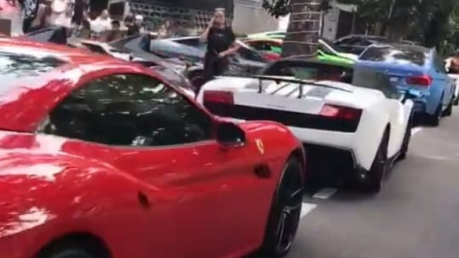 Mobil mewah parkir di jalur sepeda. Foto: Tiktok.