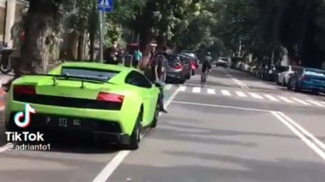 Mobil mewah parkir di jalur sepeda. Foto: Tiktok.