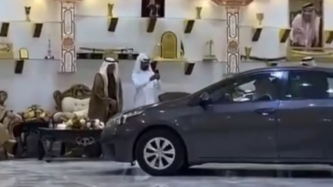 Mobil masuk ke dalam ruang tamu