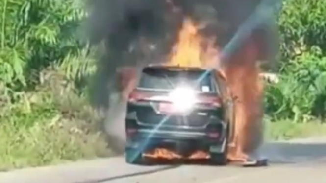 Toyota Fortuner terbakar