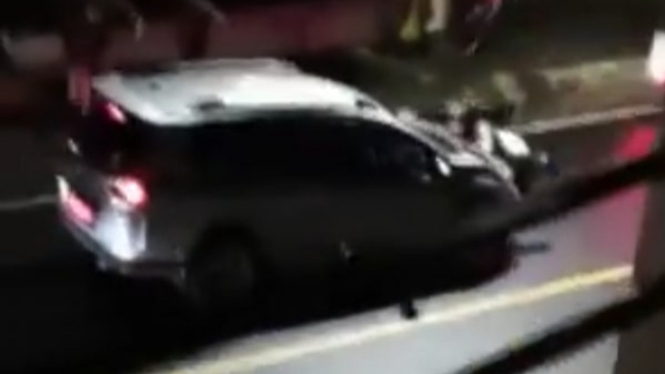 Wanita diseret mobil
