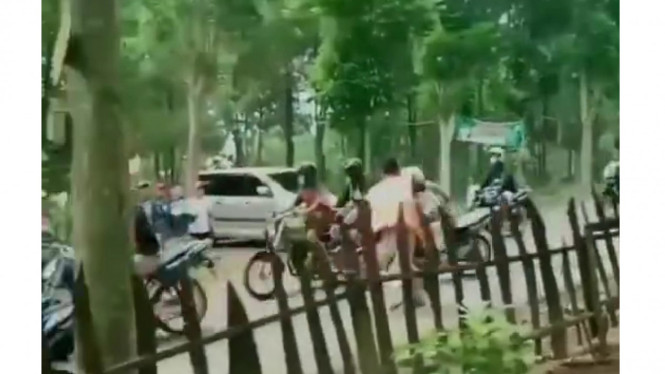 Warga pukuli rombongan motor di Kediri