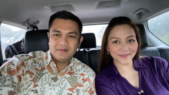 James Arthur bersama sang istri di dalam mobil