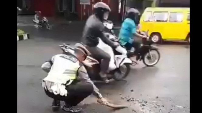 Viral Polisi Perbaiki Jalan. Foto: Twitter/@eko_kuntadhi.