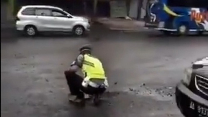 Viral Polisi Perbaiki Jalan. Foto: Twitter/@eko_kuntadhi.