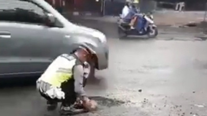 Viral Polisi Perbaiki Jalan. Foto: Twitter/@eko_kuntadhi.