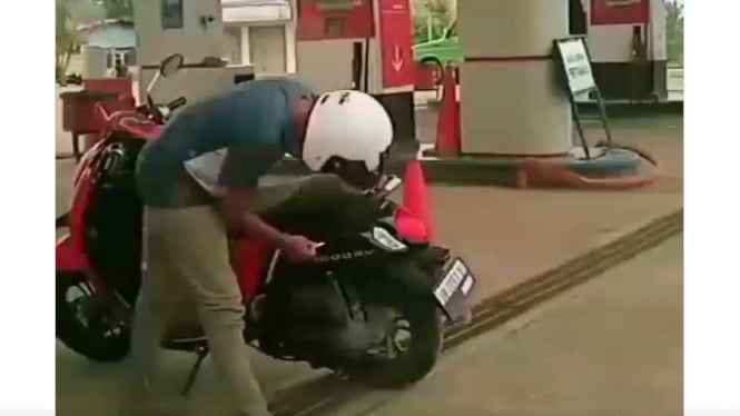 Viral pria bingung cari lubang kunci jok Scoopy